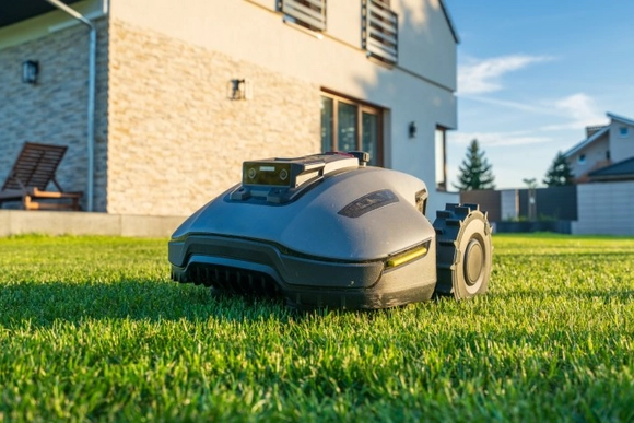 Mähroboter im Garten